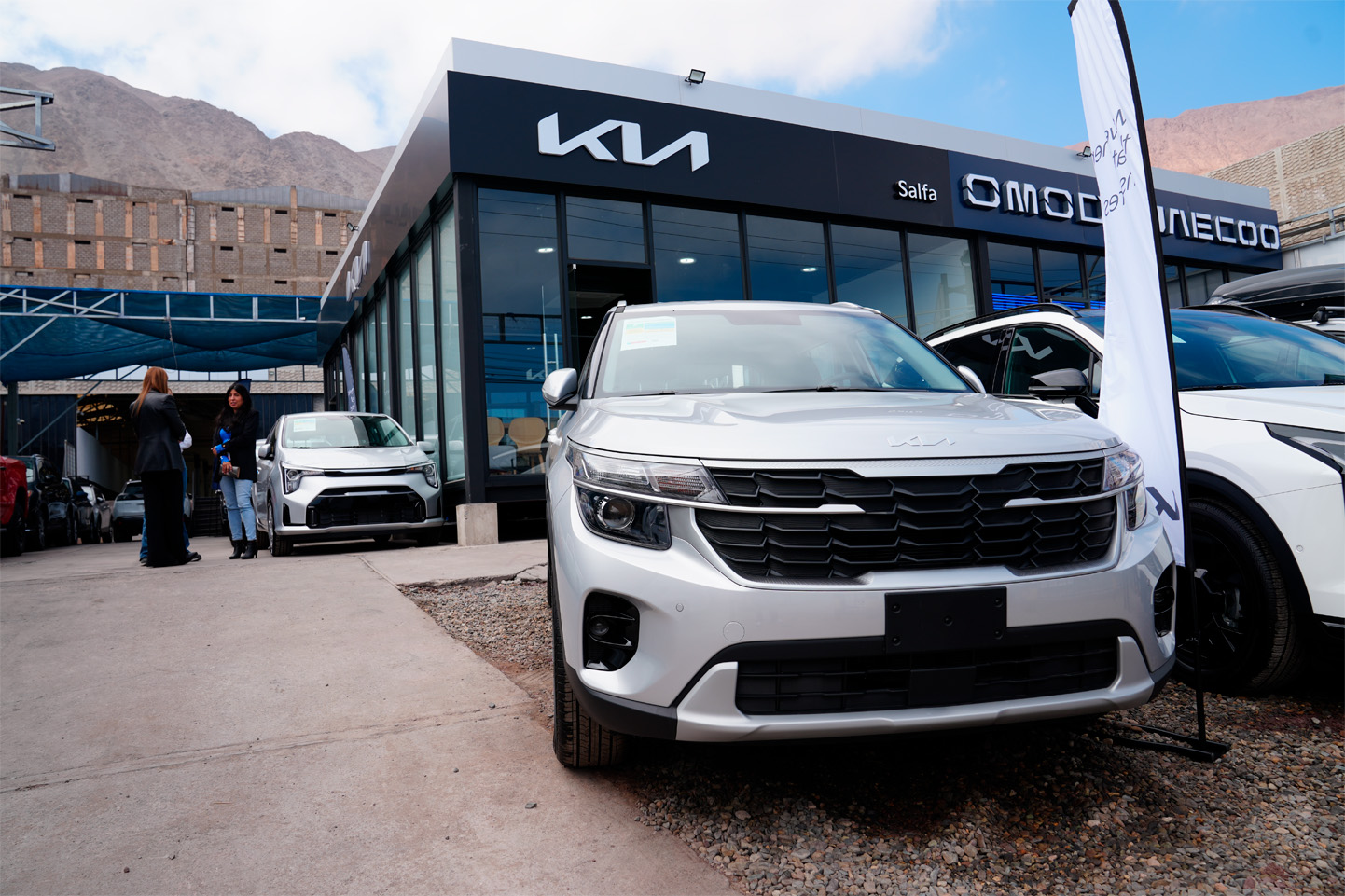 Fachada de la nueva sucursal Salfa en Iquique con la marca KIA, que ofrece venta de vehículos, servicio técnico y repuestos certificados.