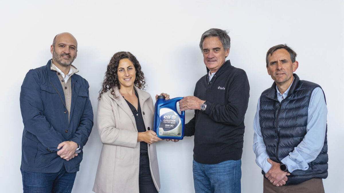 Ejecutivos de Salfa y TotalEnergies sostienen lubricante ELF durante la firma de alianza para su distribución en Chile.